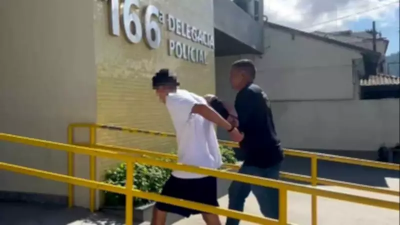 Jovem foragido com extensa ficha criminal é preso em Angra dos Reis durante operação policial
