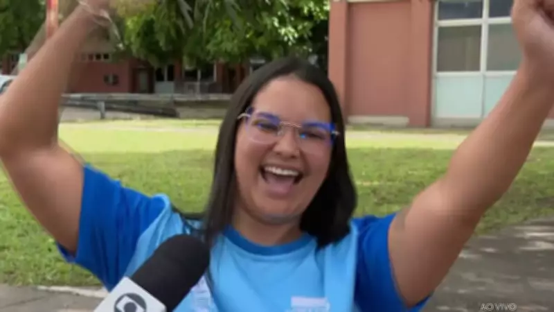 Jovem vibra ao passar na prova prática do Detran: 'Estou habilitada!'