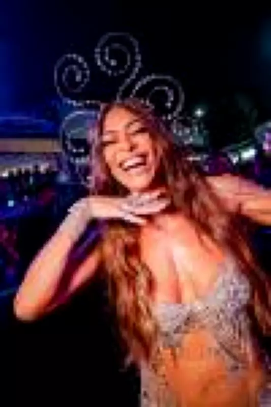 Juliana Paes brilha como rainha de bateria da Viradouro no Desfile das Campeãs