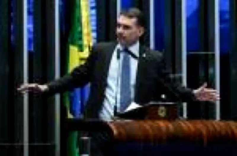 Justiça determina exclusão de posts que ligavam Flávio Bolsonaro ao nazismo em rede social