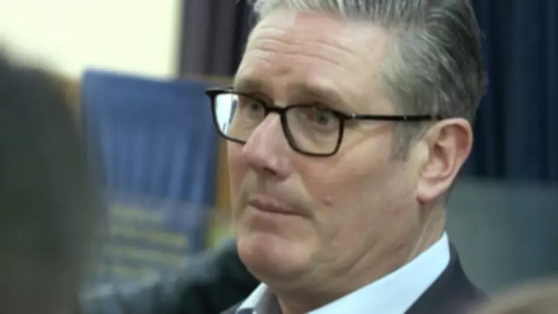 Keir Starmer resiste a pressões para renunciar após nomeação polêmica