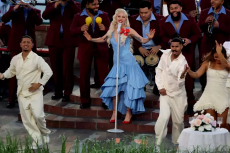Lady Gaga vira 'Tití Gaga' no Super Bowl 2026 com visual salsa e homenagem à cultura latina