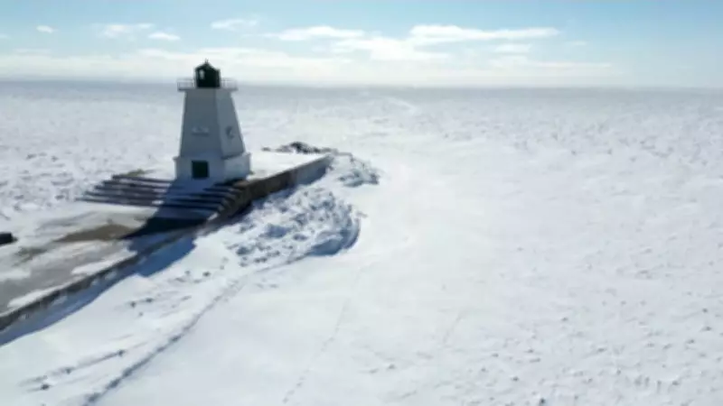 Lago Erie congela nos EUA e vira deserto de gelo; autoridades alertam para perigos