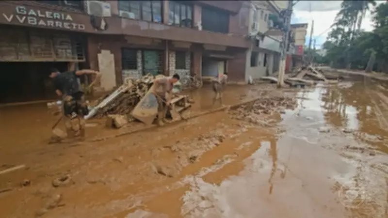 Lama invade ruas de Ubá e Matias Barbosa após enchente em Minas Gerais