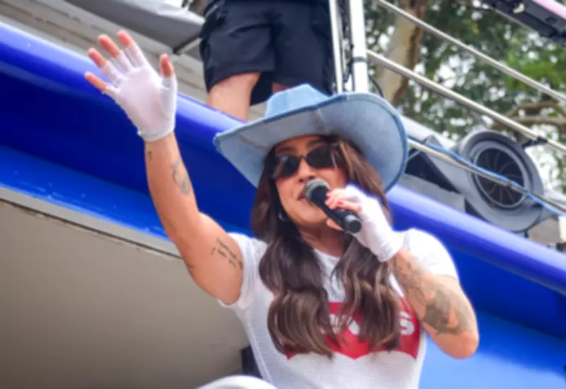 Lauana Prado revela sexo do bebê em bloco de carnaval de SP que reuniu meio milhão