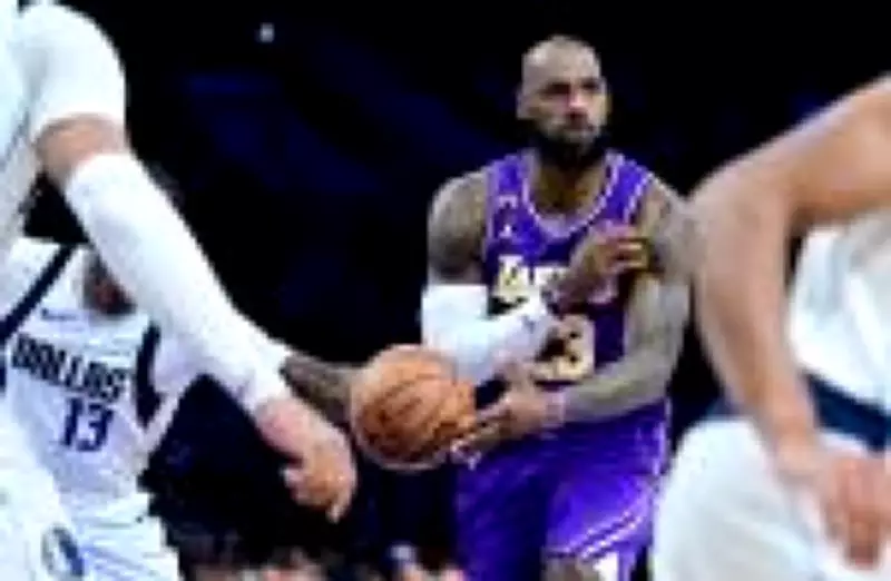 LeBron James, aos 41 anos, estabelece novo recorde histórico de triplo-duplo na NBA