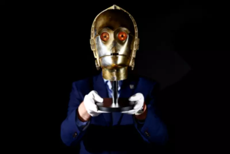 Leilão em Los Angeles vende peças raras de cinema como C-3PO e arpão de Tubarão