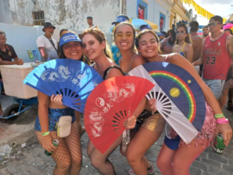 Leques dominam Carnaval de Olinda: acessório vira símbolo de expressão e impulsiona vendas