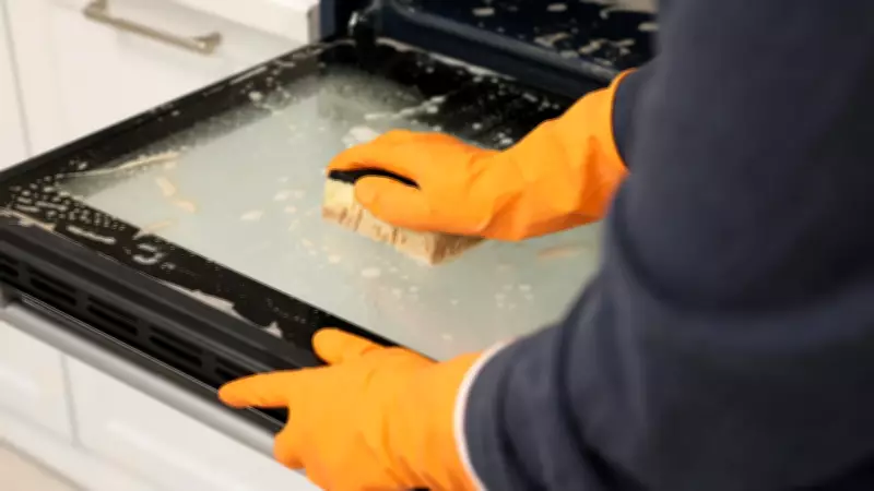 Limpeza da porta do forno: método natural com bicarbonato e vinagre evita danos