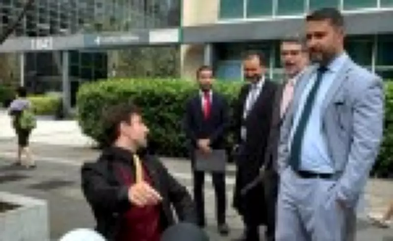 Léo Lins celebra absolvição com 'chá revelação' após Justiça reverter condenação por piadas