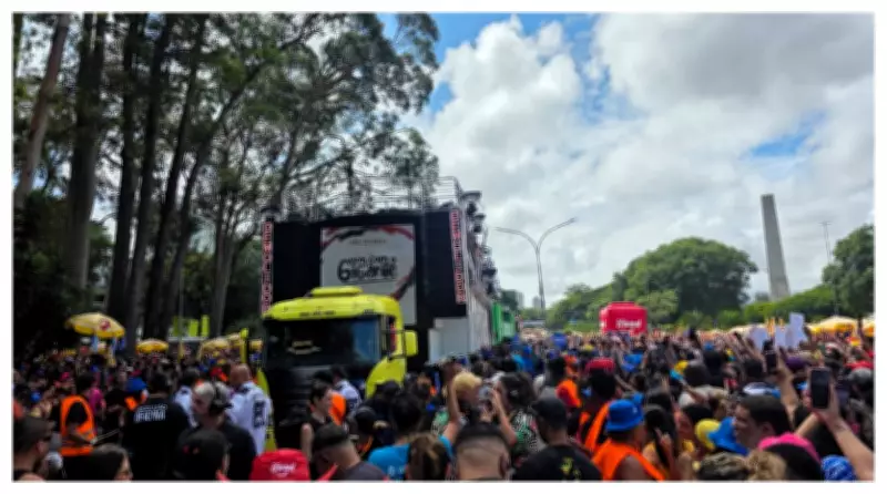 Léo Santana arrasta multidão no Ibirapuera em desfile pós-carnaval em São Paulo