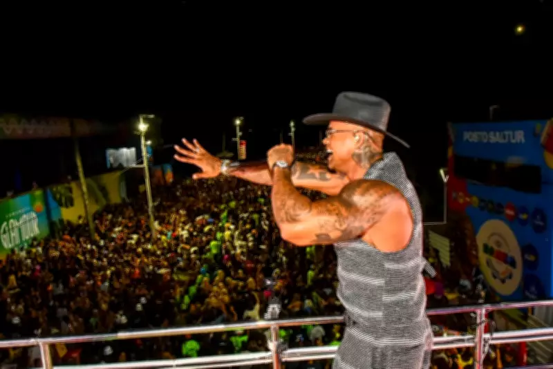 Léo Santana comanda multidão no Pipoco de Salvador com Diggo e Lore Improta