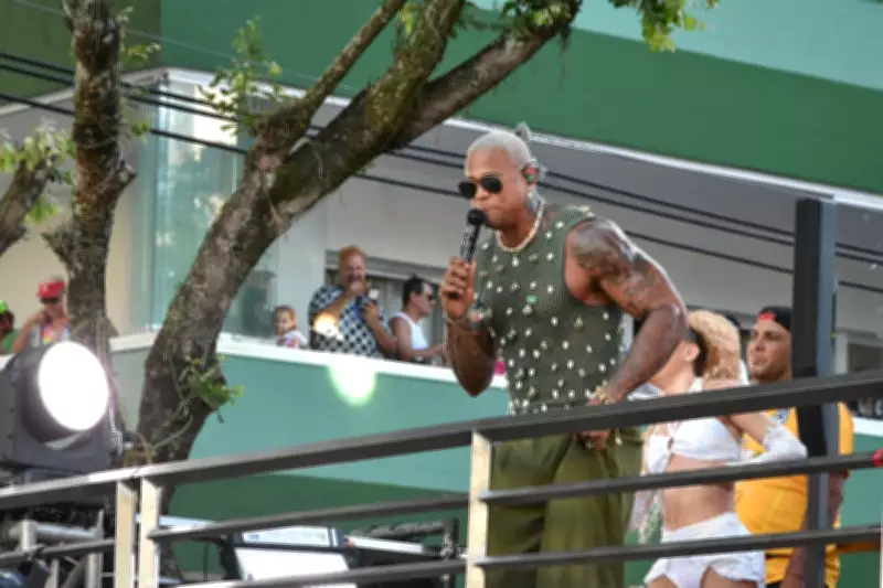 Léo Santana revela perda de 14 kg durante o Carnaval de Salvador 2026