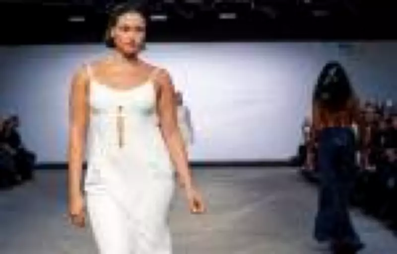 Londres desafia padrões da moda e celebra corpos reais na London Fashion Week