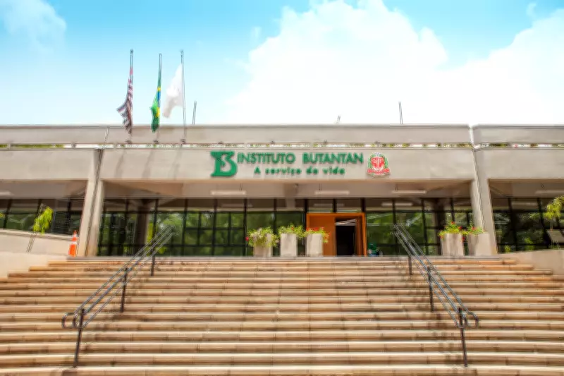 Lula anuncia R$ 1,4 bi para ampliar produção de vacinas e soros no Butantan