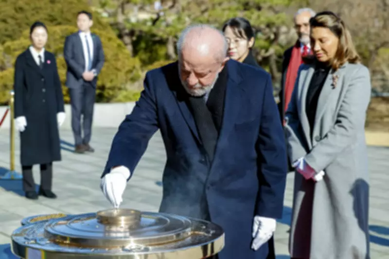 Lula recebe luva personalizada com quatro dedos em cerimônia na Coreia do Sul