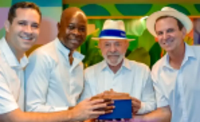 Lula recebe maquete da Biblioteca dos Saberes durante desfile de Carnaval na Sapucaí