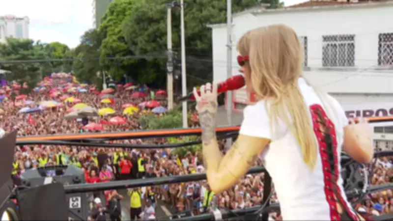 Luísa Sonza estreia no carnaval de BH com multidão no Bloco dos Gêmeos