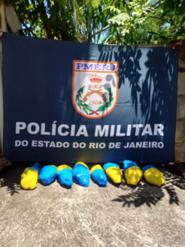 Mais de 400 invólucros de drogas são encontrados escondidos em caixa d'água em Barra do Piraí