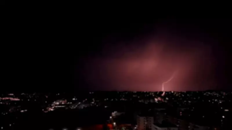 Manaus em alerta máximo: tempestade com raios e ventos de 100 km/h assola a capital