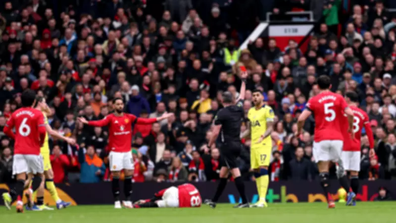 Manchester United vence Tottenham com expulsão e chega à 4ª vitória seguida