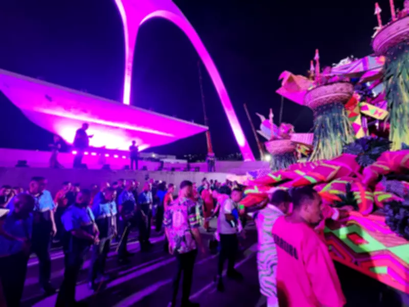 Mangueira enfrenta contratempo no desfile com carro alegórico batendo em monumento