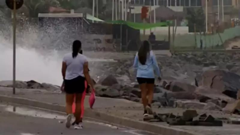 Mar avança e destrói calçadão na praia do Icaraí em Caucaia, Ceará