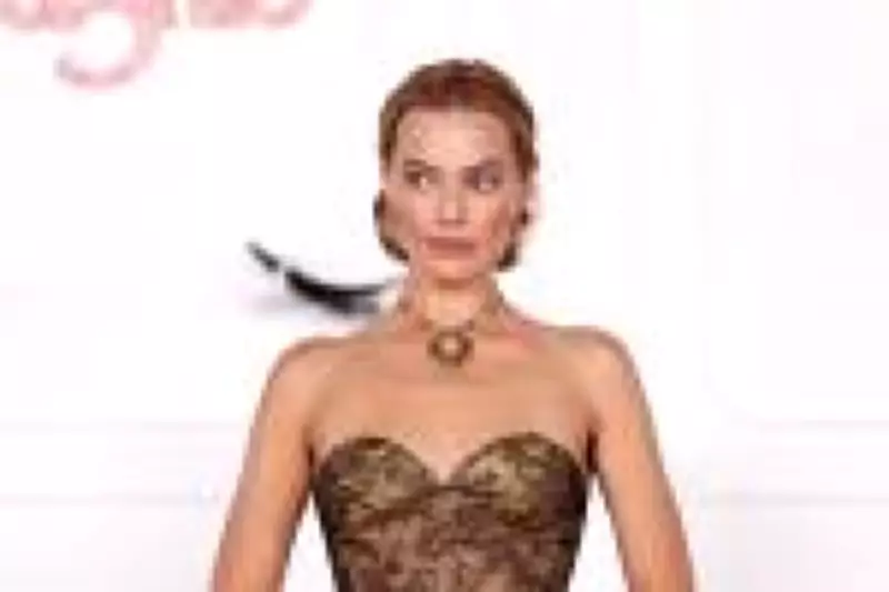 Margot Robbie revive amor eterno com colar histórico de Elizabeth Taylor no Valentine's Day