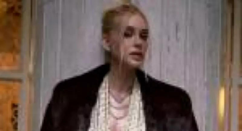 Marina Ruy Barbosa é confundida com turista e tira foto de casal sem ser reconhecida