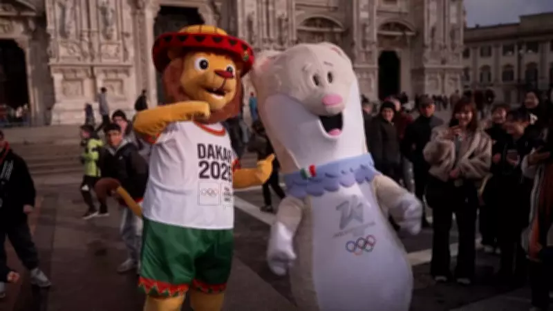 Mascotes Tina e Ayô realizam passagem simbólica da tocha olímpica na Itália