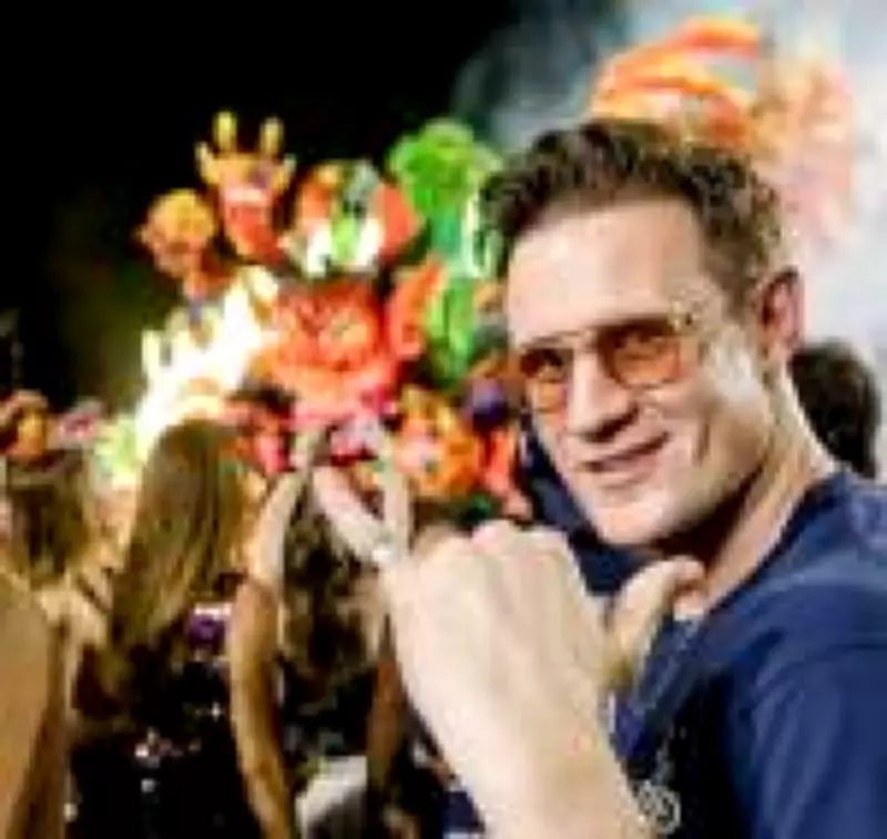 Matt Smith, de The Crown, perde a timidez e dança na Sapucaí no segundo dia de Carnaval