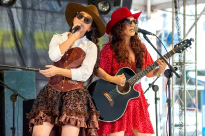 Mãe brasileira e filha estadunidense realizam sonho do avô com dupla musical The Bartos