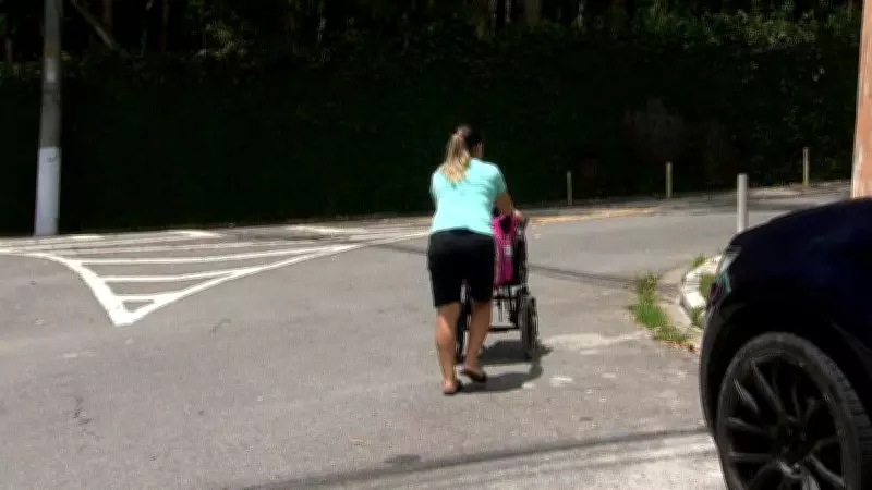 Mãe enfrenta 1 km diário empurrando cadeira de rodas da filha em luta por transporte escolar