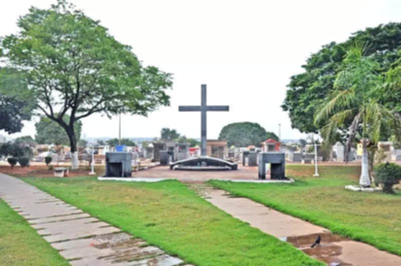 Mãe fica trancada em cemitério após perder horário de saída em Rondonópolis, MT