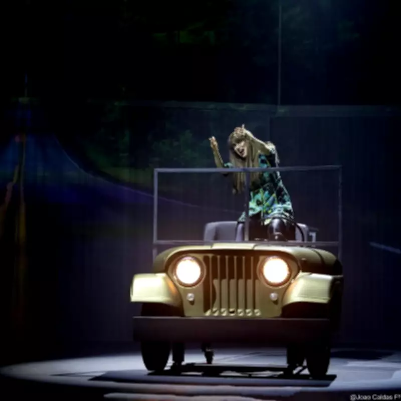 Mel Lisboa vive Rita Lee em espetáculo autobiográfico com casa cheia em Uberlândia