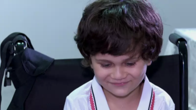 Menino de 4 anos sobrevive a queda do 10º andar e visita time do coração após alta