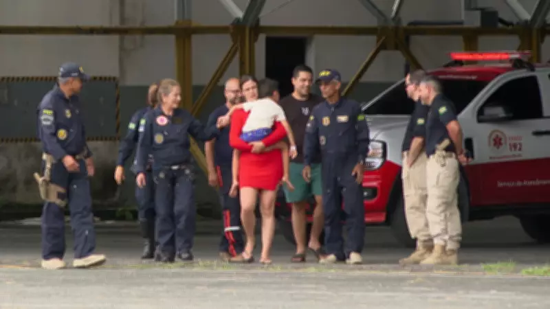 Menino de 5 anos que caiu do 2º andar em Caruaru recebe alta e reencontra equipe de resgate