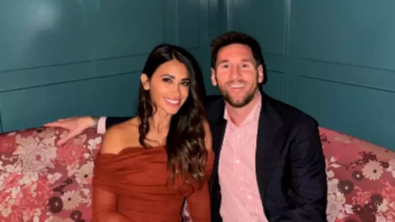 Messi surpreende Antonela com urso gigante no Dia dos Namorados