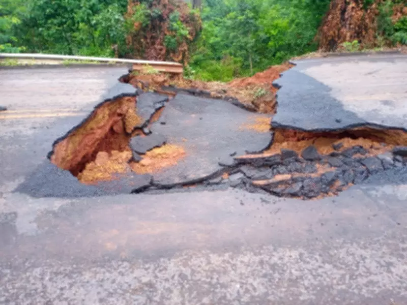 MG-400 interditada após rompimento de bueiro por chuvas intensas em Minas Gerais
