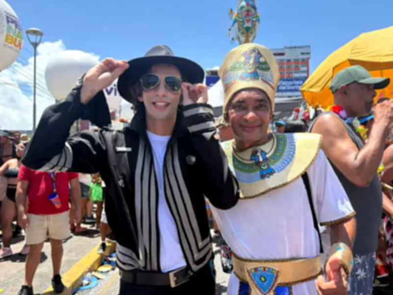 Michael Jackson e faraó se encontram no Galo da Madrugada e recriam clipe histórico