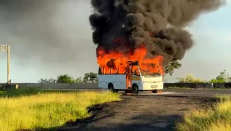 Micro-ônibus com 17 atletas de karatê pega fogo na Rodovia dos Bandeirantes em Sumaré
