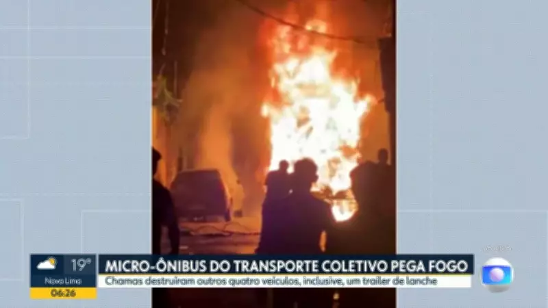 Micro-ônibus pega fogo e incêndio destrói cinco veículos em bairro de Belo Horizonte