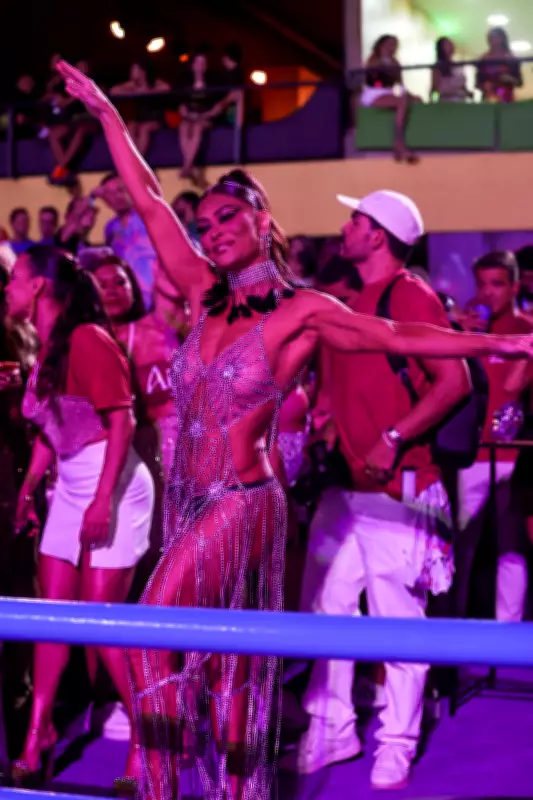 Microfantasias e tapa-mamilo dominam blocos de rua e Sapucaí no Carnaval