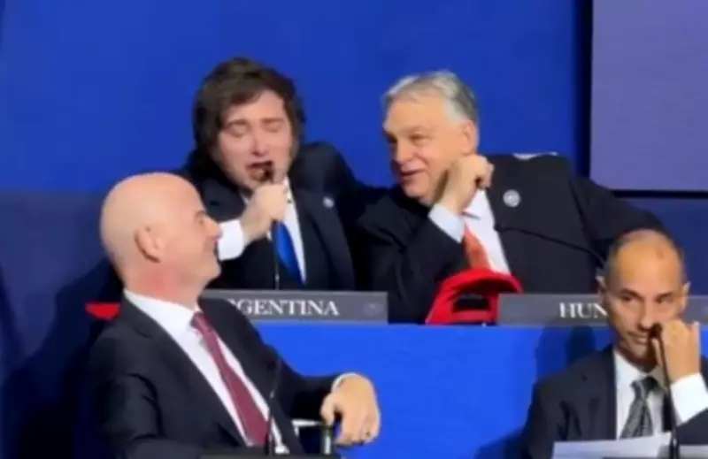 Milei canta Elvis com líderes internacionais nos EUA enquanto Argentina enfrenta greve geral