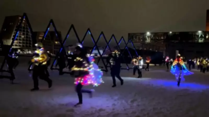 Milhares correm com roupas iluminadas no Festival de Luz de Copenhague