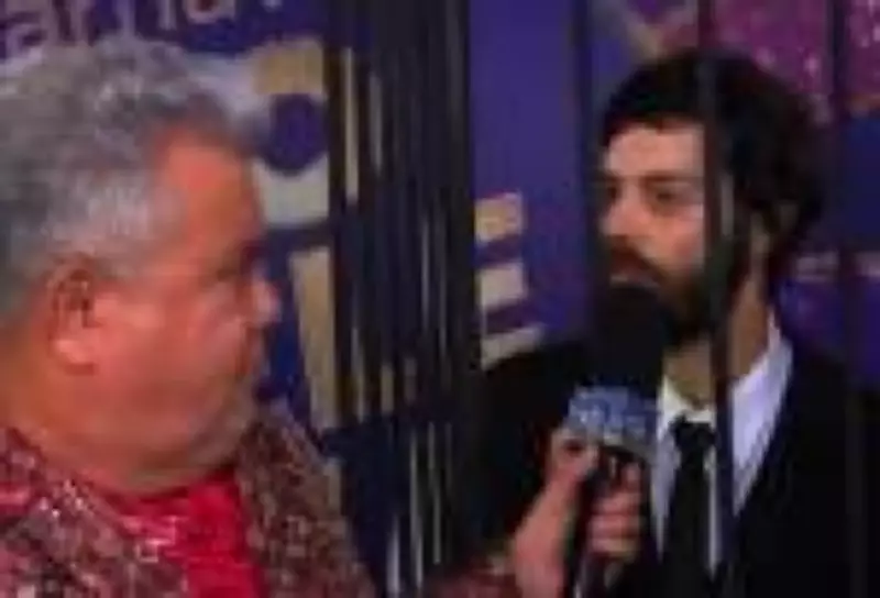 Milton Cunha interrompe Diogo Defante para entrevistar 'ovelha negra' no Carnaval