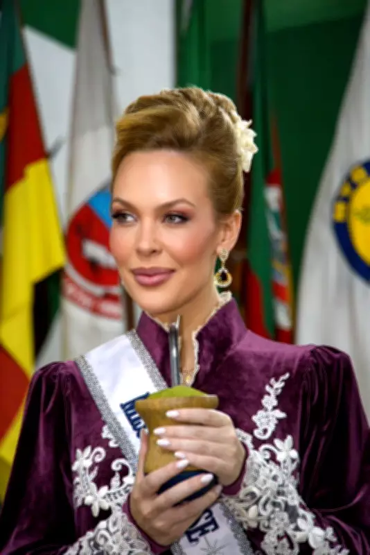 Miss Rio Grande do Sul desfila a cavalo em rodeio e exalta tradições gaúchas