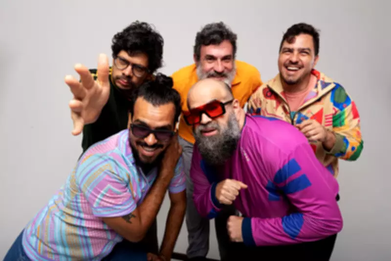Mombojó anuncia novo álbum autoral para abril, produzido por Léo D