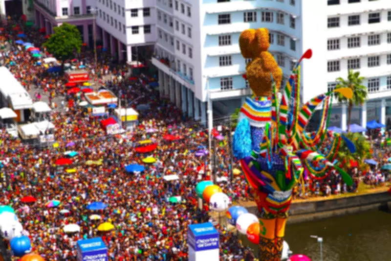 Montagem do Galo Gigante interdita Ponte Duarte Coelho no Centro do Recife
