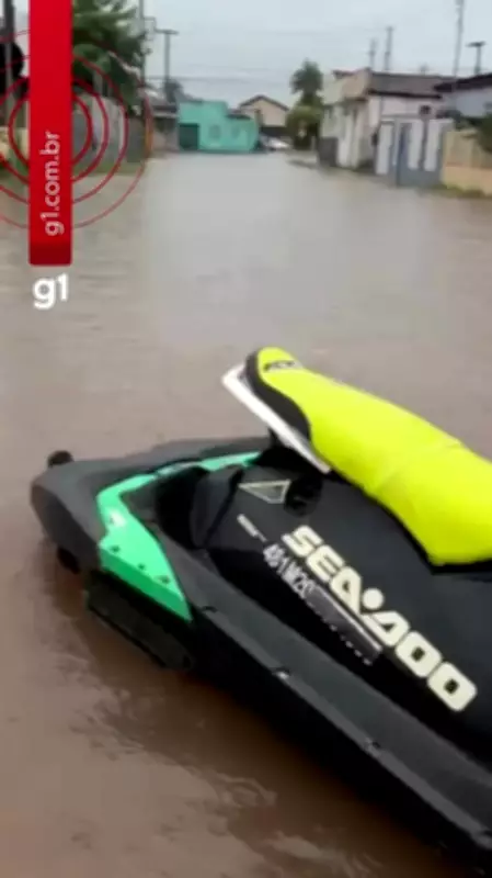 Morador de Cáceres pilota moto aquática em ruas alagadas após chuvas intensas